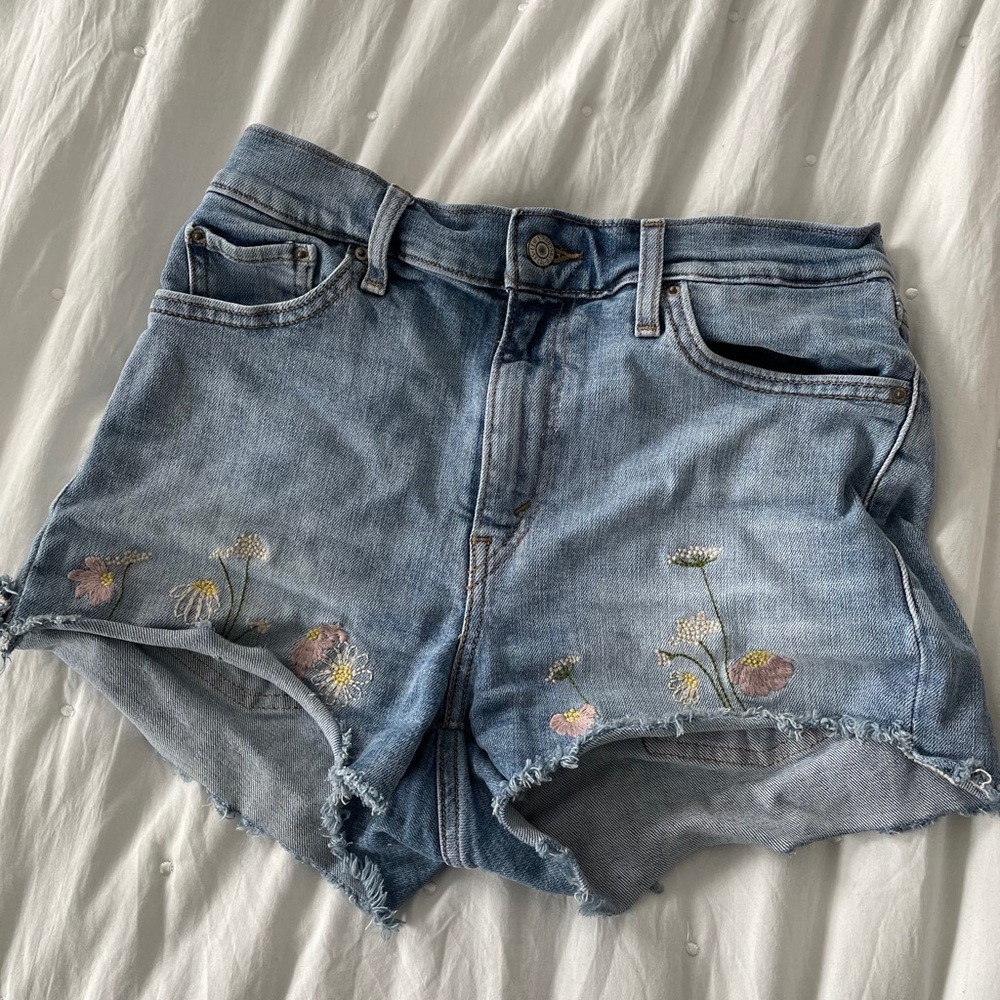 floral embroidered jean shorts🌸🌼